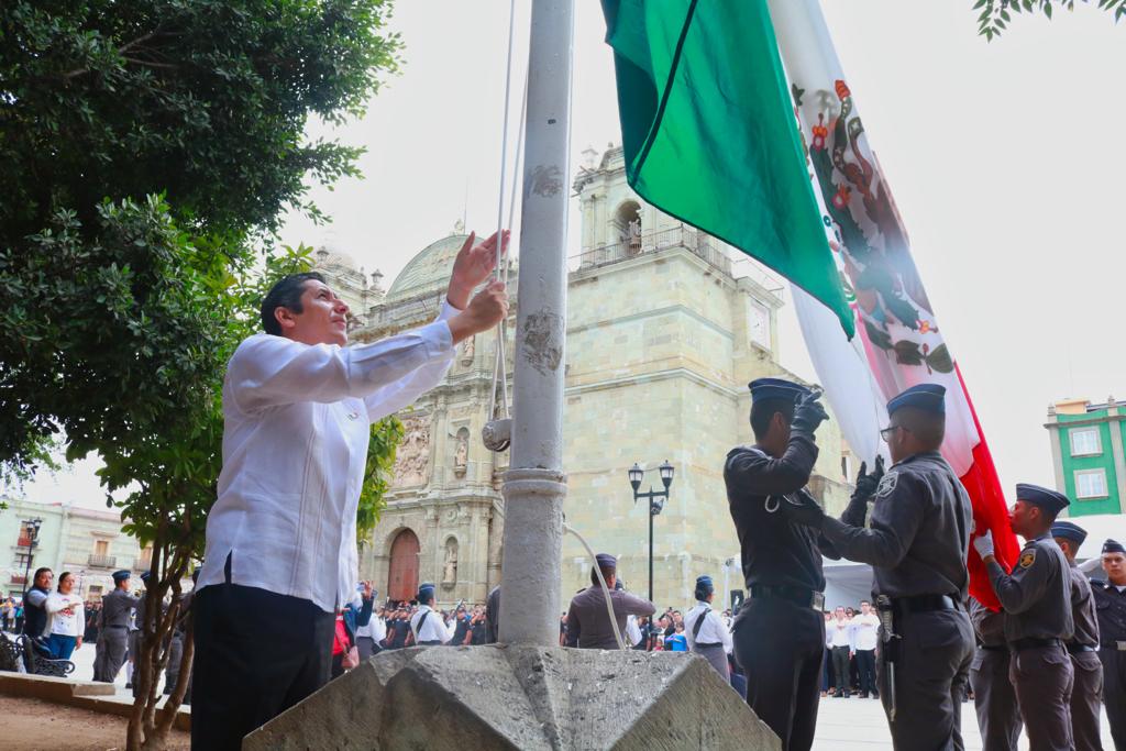 Rinde Fiscalía de Oaxaca honores a la Bandera Nacional en el marco de ...