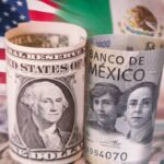 El peso mexicano vuelve a pegarle al dólar y baja de los 17 pesos