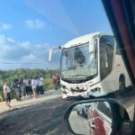 Autobús de turismo choca contra maquinaria durante obras en la carretera Pochutla-Huatulco