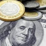 El peso mexicano pierde fuerza y el dólar ronda los 17 pesos