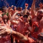 ¡España se tiñe de rojo! Miles participan en la famosa batalla de tomates