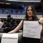 Opositores arremeten contra Inzunza; colocan carteles de “narcosenador” en su escaño
