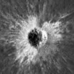 NASA descubre un enorme cráter recién formado en la luna