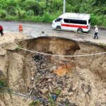 Atienden deslave y socavón en carretera de Juquila: Protección Civil
