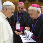 La crisis de desaparecidos llega al Vaticano; entregan libro al Papa León XIV