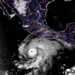 Huracán Vance se fortalece a categoría 2 y amenaza con lluvias en el Pacífico mexicano