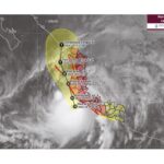 Huracán Simón se mantiene en categoría 4 y amenaza las costas del Pacífico mexicano